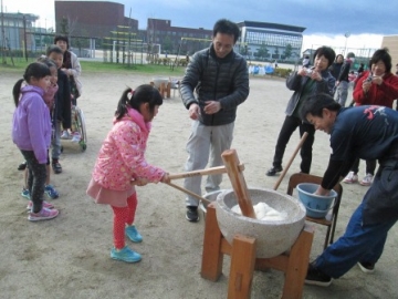 写真：もちつき（飛島小学校）