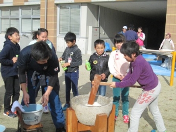 写真：もちつき（飛島小学校）