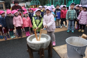 写真：もちつき（飛島保育園）