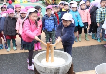 写真：もちつき（飛島保育園）