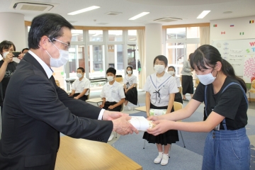 写真：飛島学園　マスクの贈呈式