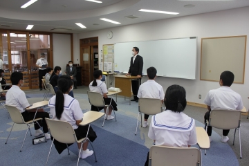 写真：飛島学園　マスクの贈呈式