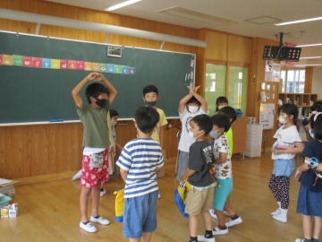 写真：飛島学園　SDGｓをテーマにした縦割り「なかよし会」・SDGs出前授業