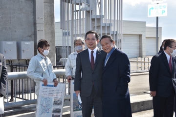 写真：麻生元首相が日光川水閘門を視察