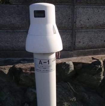 写真：真空弁の吸気管　警報装置