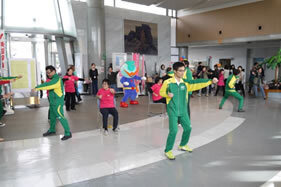 写真：参加者のみなさんと体操