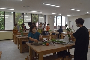 写真：いけ花クラブ活動の様子