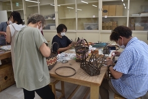 写真：クラフトバンドクラブ活動の様子