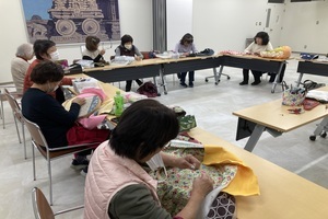 写真:ハワイアンキルト作成の様子