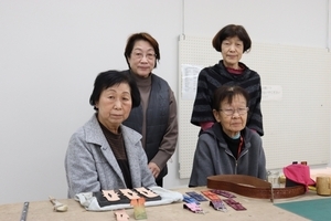 写真：レザークラフト（革工芸）クラブのみなさん