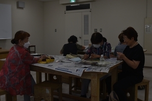 写真：和紙絵の会活動の様子