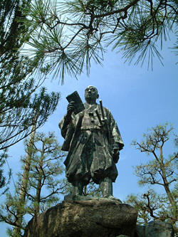 写真：津金文左衛門像