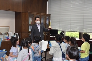 写真：村長室訪問1