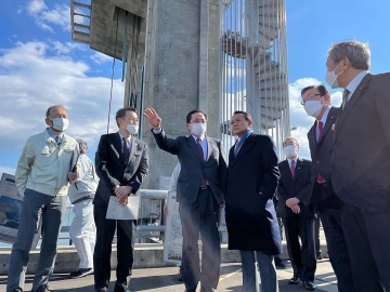 写真：麻生元首相が日光川水閘門を視察2