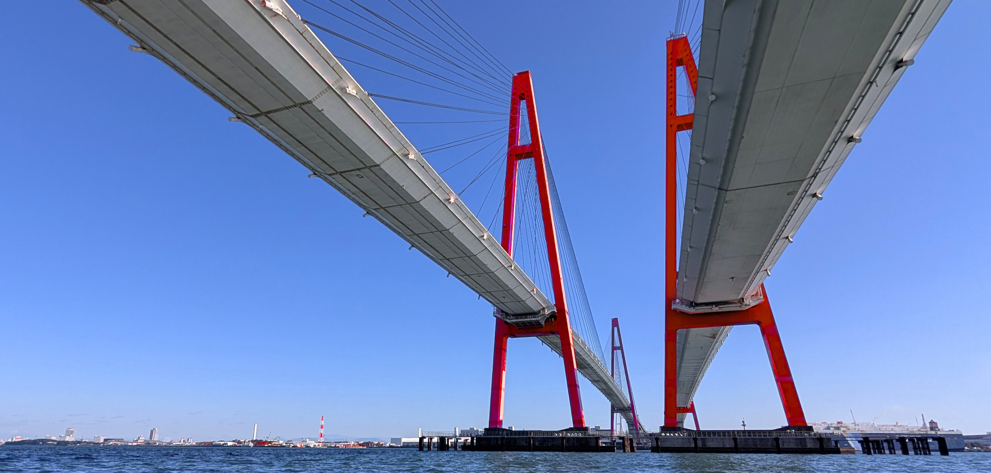 写真：青空の下の名港トリトン