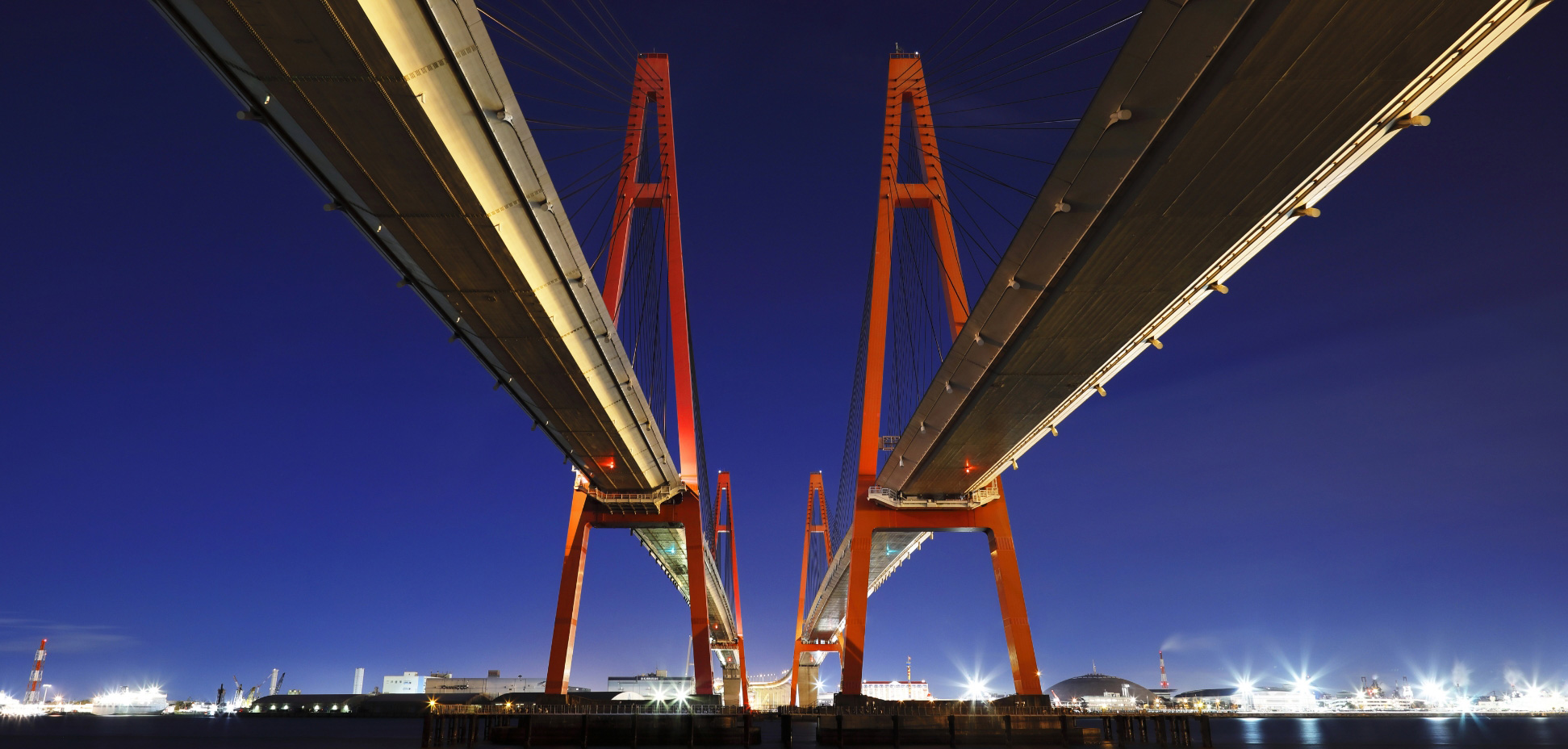 写真：ライトアップされた名港トリトンの夜景